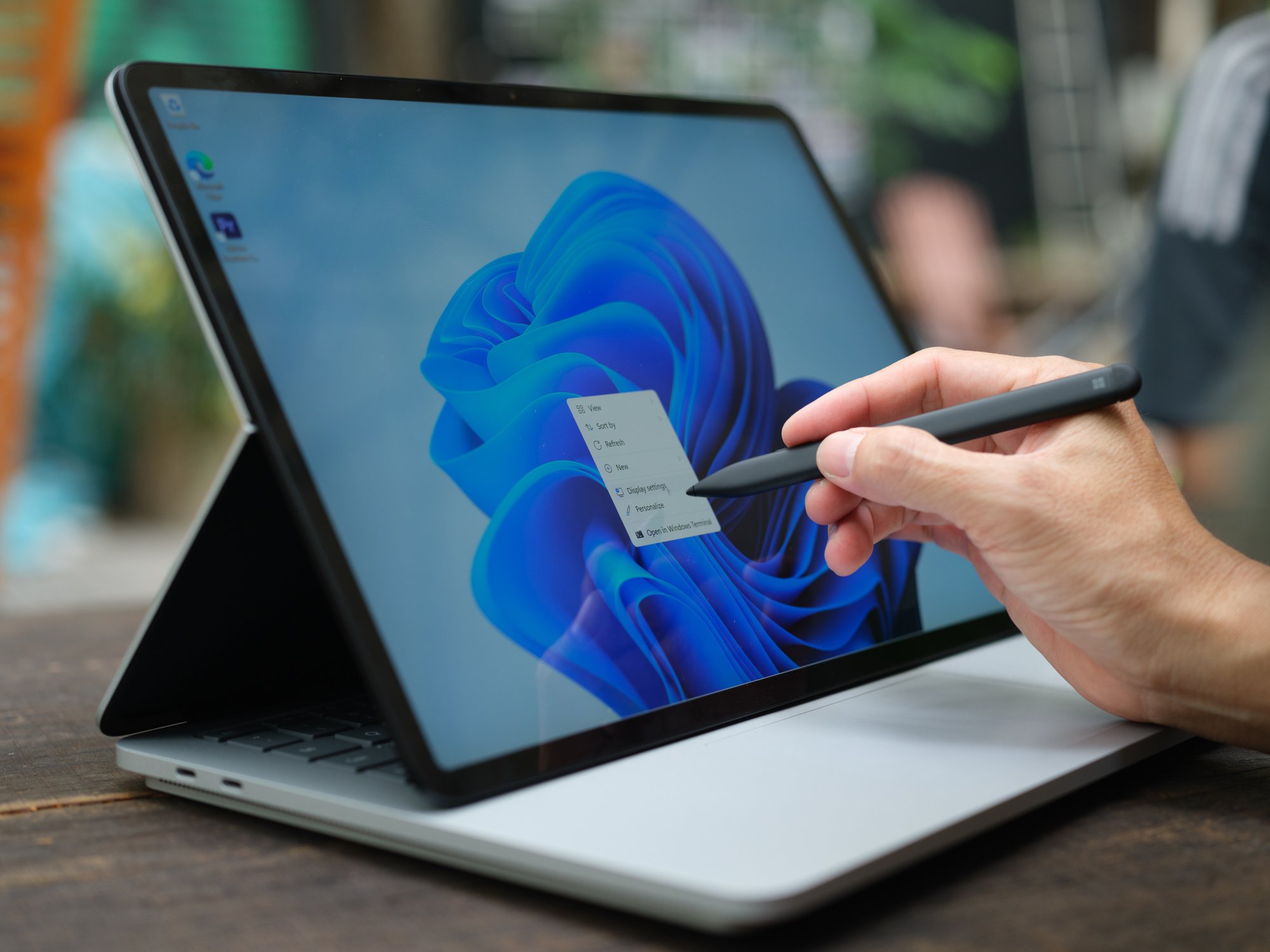 Using a Microsoft Surface device with stylus on a Windows touchscreen