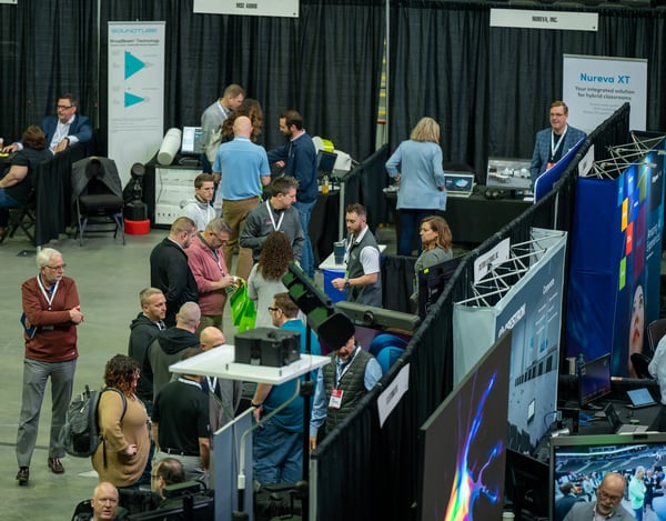 exhibit-floor-attendees